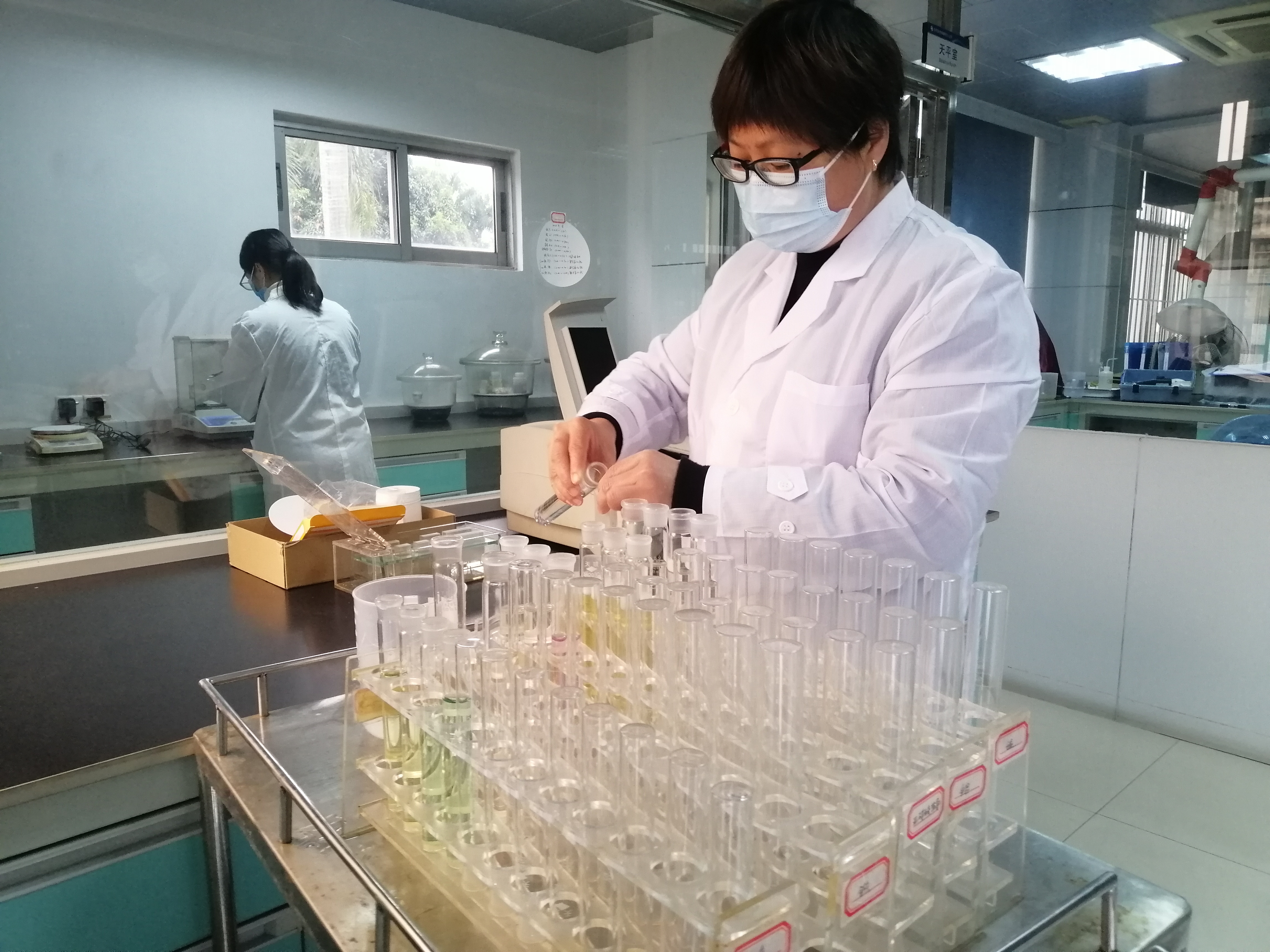 东莞水厂全天候监测水质,确保出厂水安全.jpg