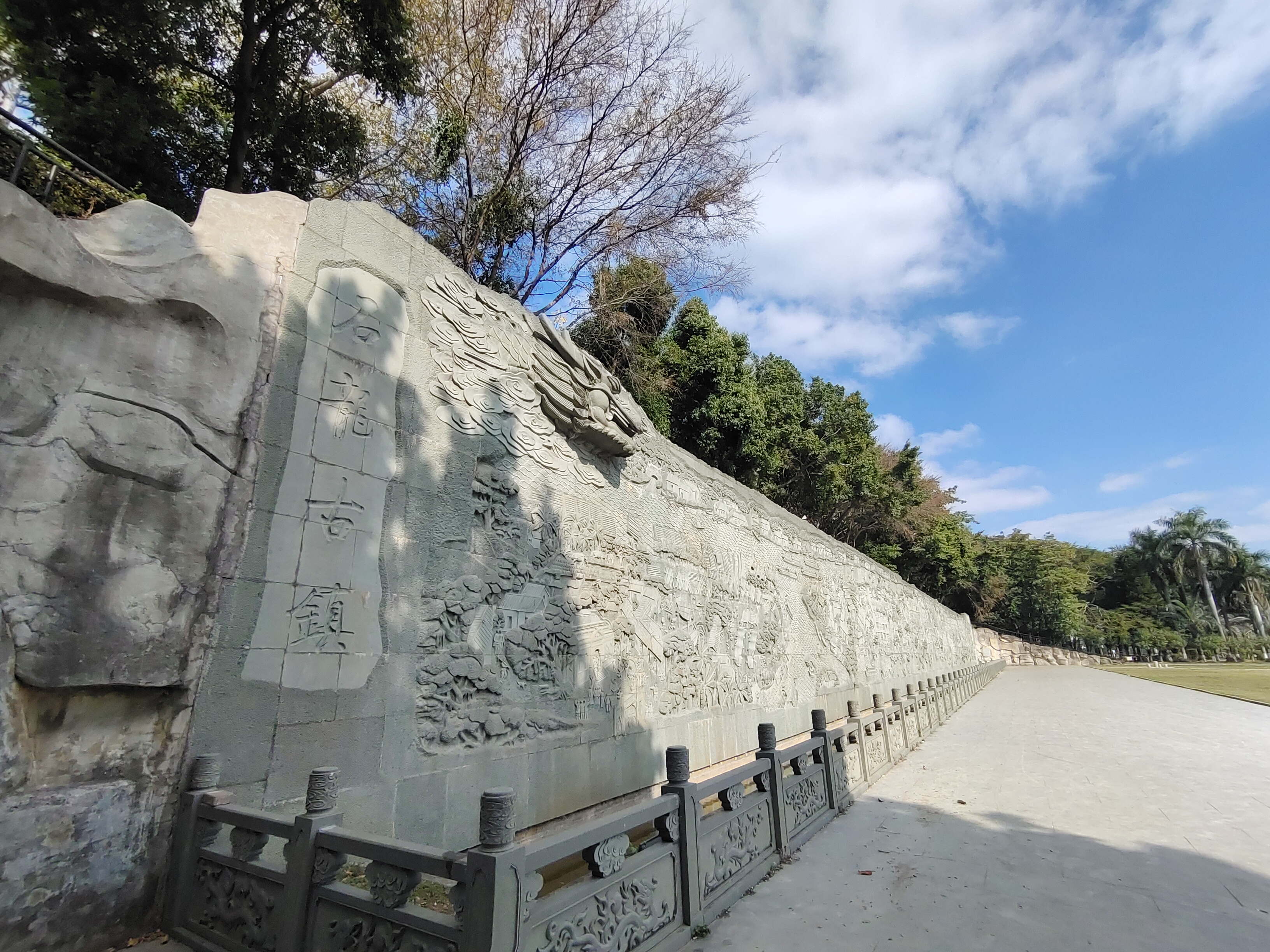 百米石雕《石龙古镇图》.jpg