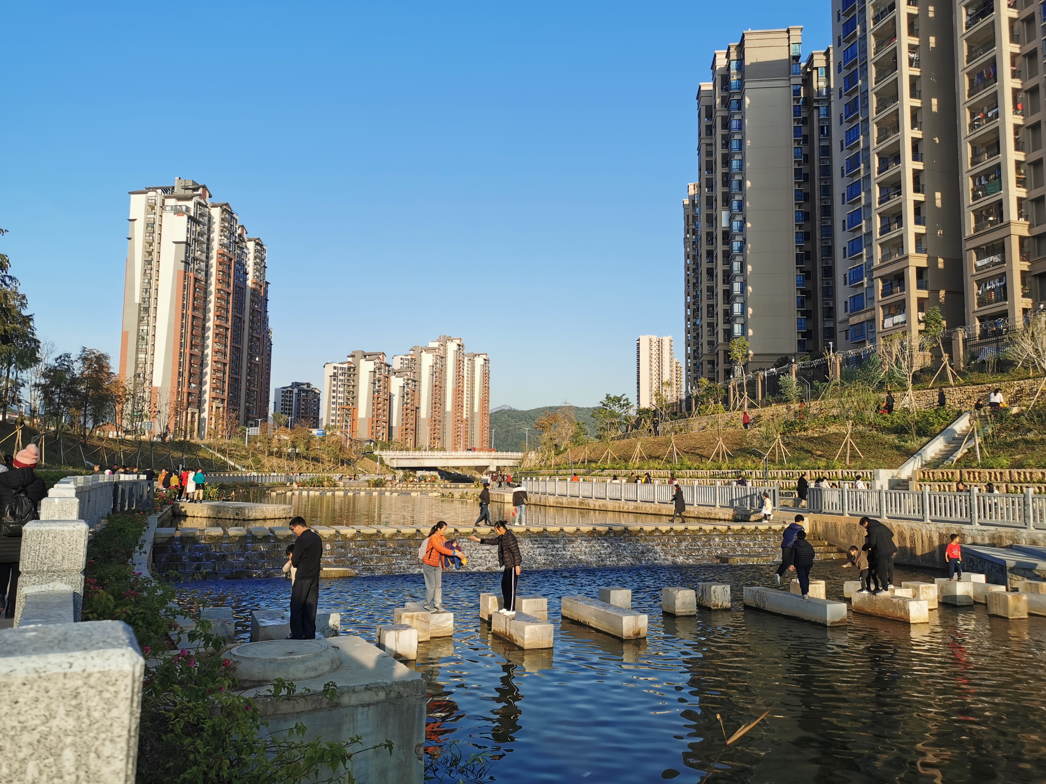 清溪镇-清溪河碧道工程(杨梅坑水):将碧道与周边小区生活、休闲有机融合,增进了居民与大自然接触的空间.jpg