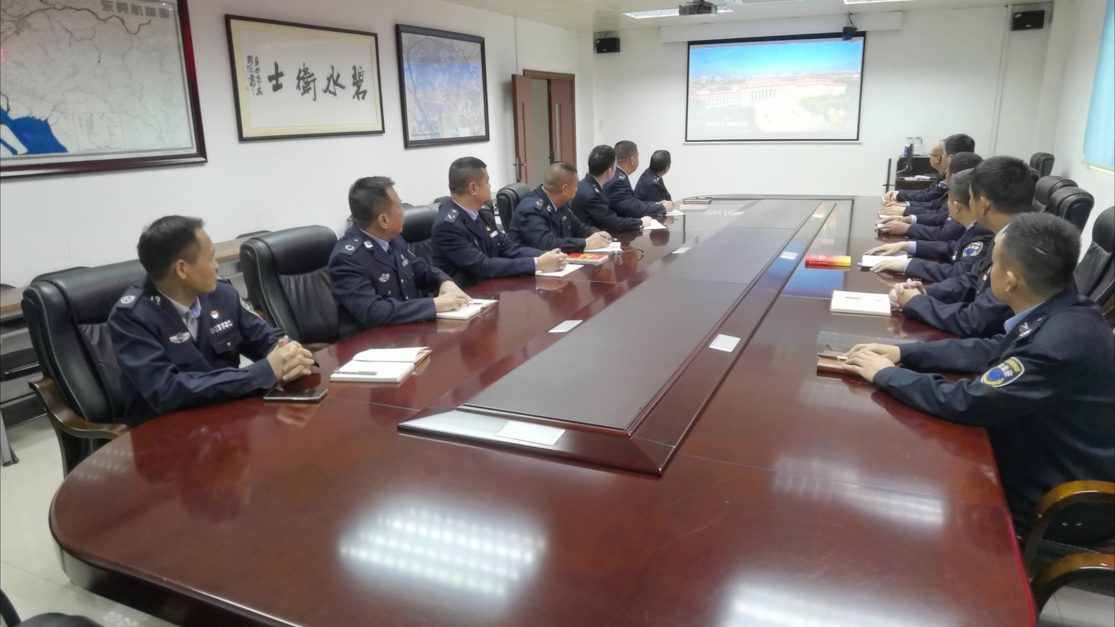 市水政监察支队党支部组织观看《榜样7》.jpg
