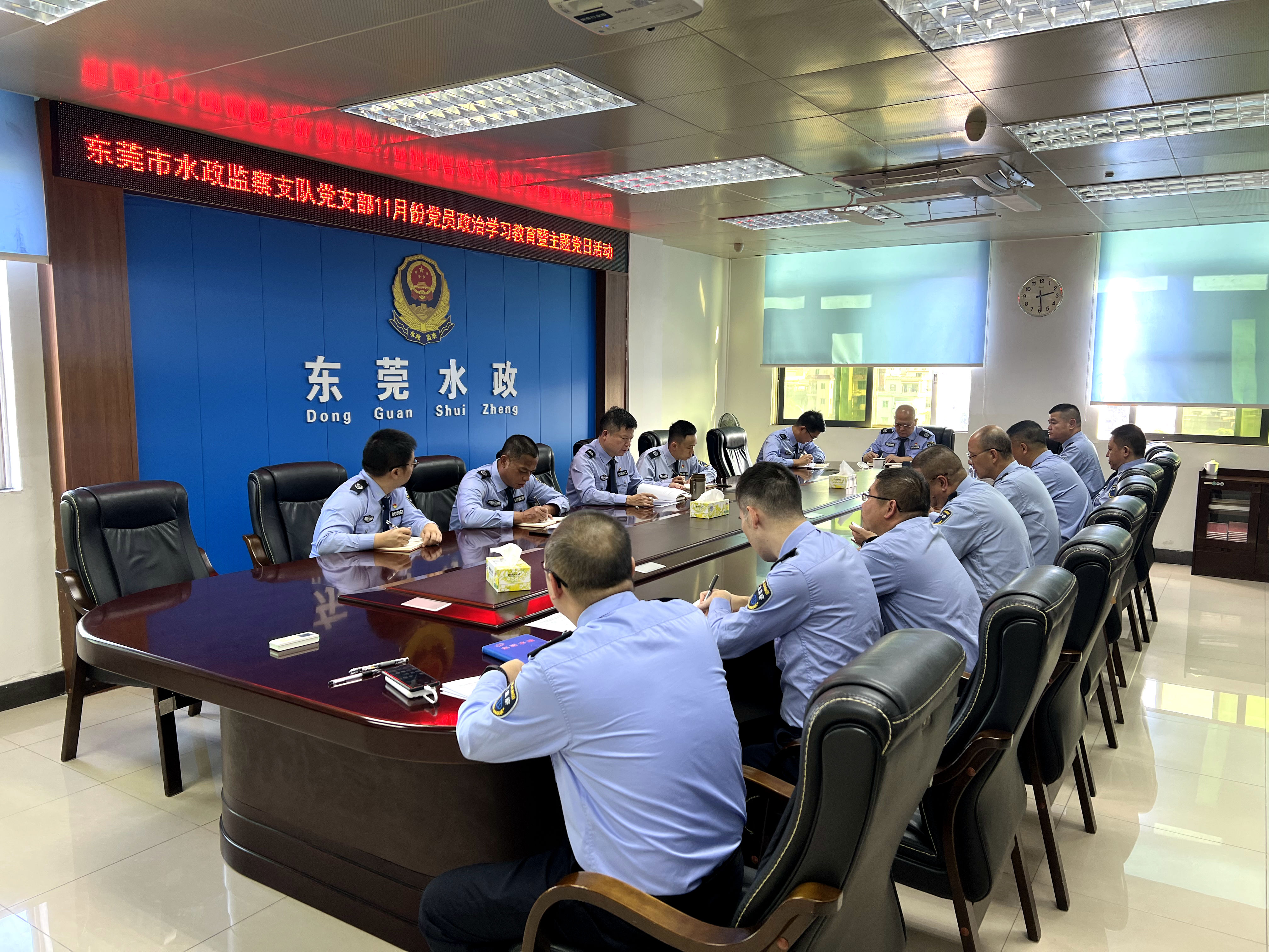 32.通讯稿：2023.11.16  市水政监察支队党支部开展学习贯彻《中国共产党党徽党旗条例》主题党日活动  照片一 原件.jpg