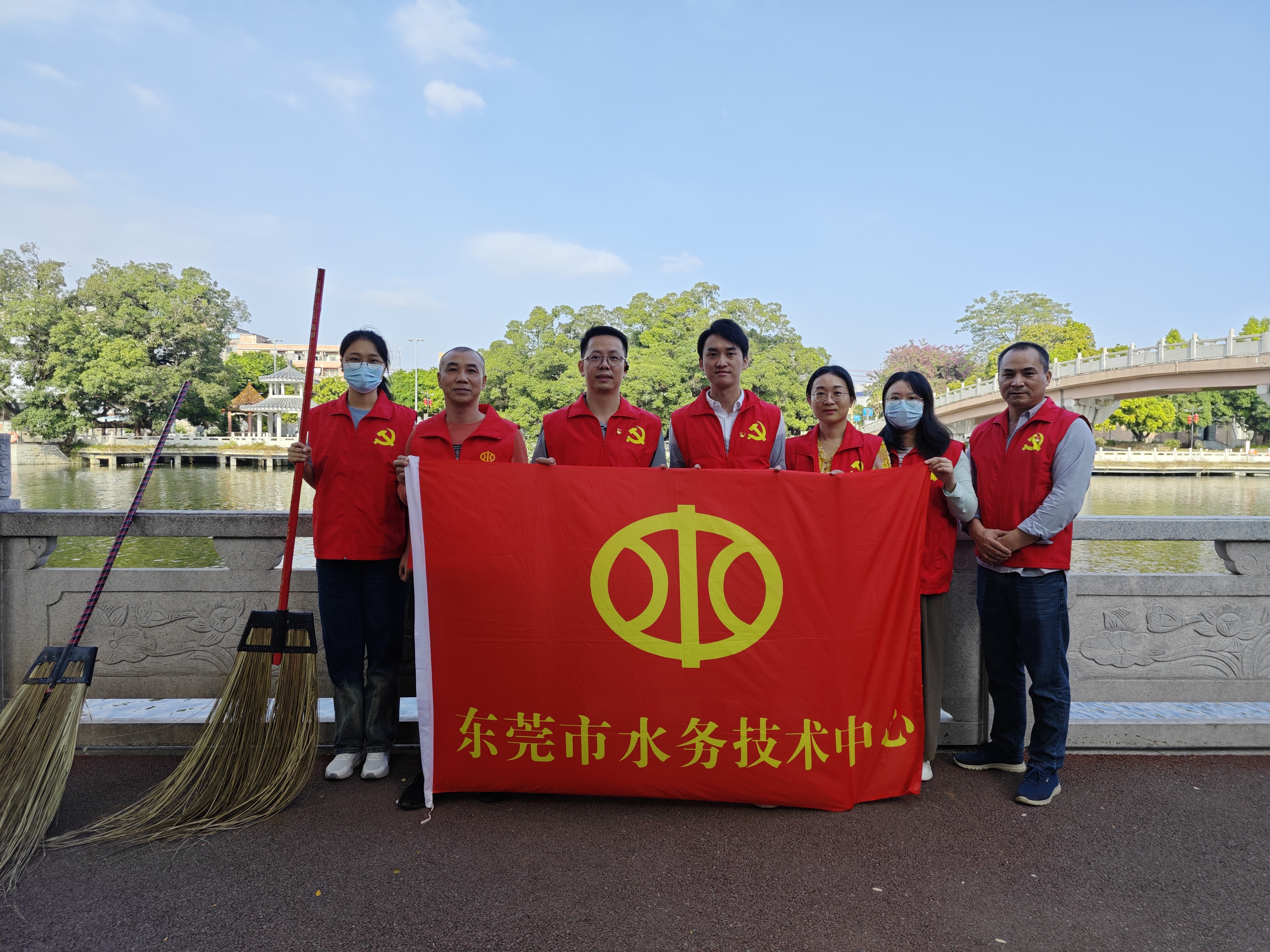 12月党日活动图片（河湖保洁现场合照.jpg