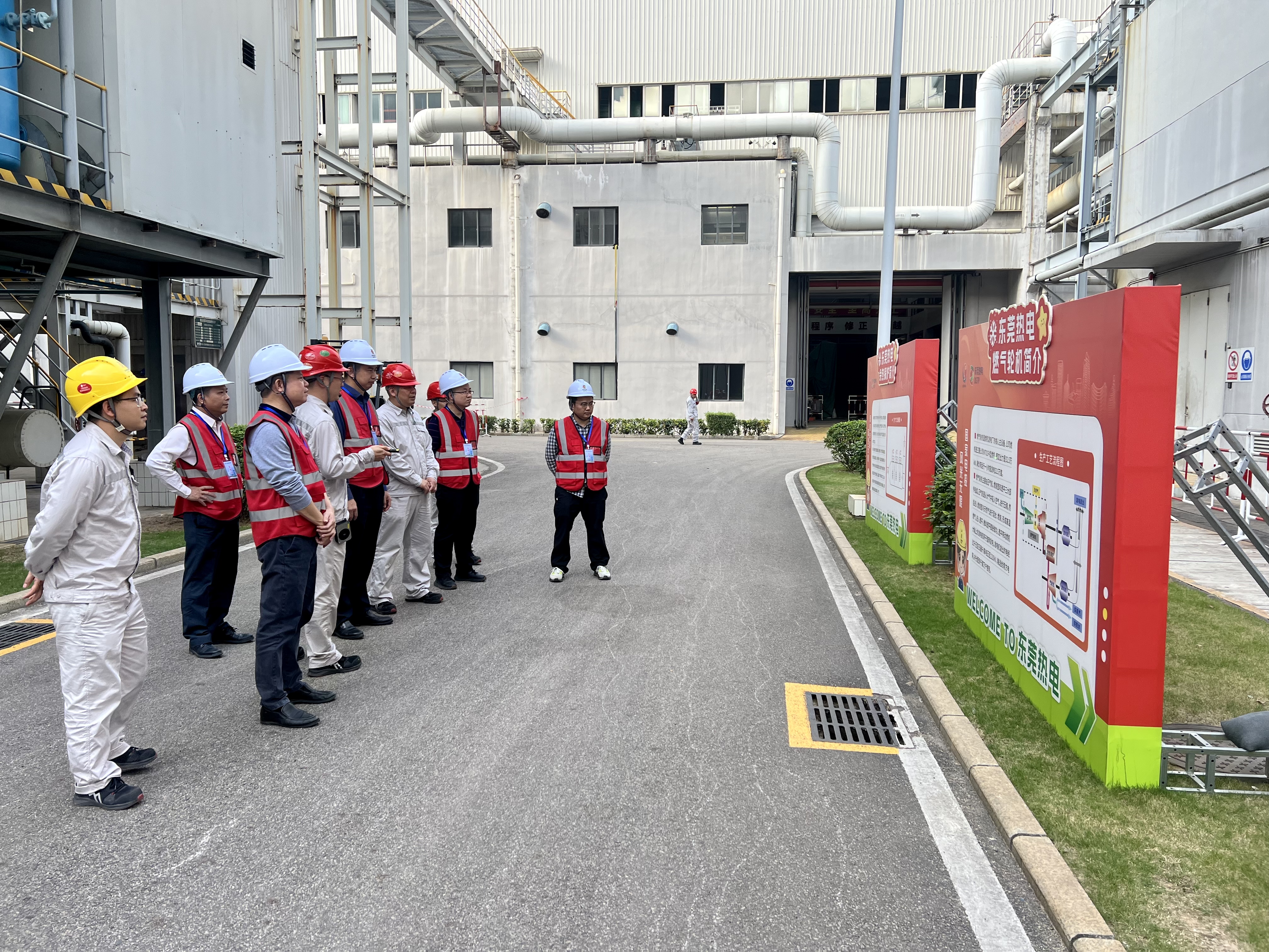 35.通讯稿：2023.12.15  坚持“四下基层”优良作风 精准助企纾困解难  照片二 原件.jpg