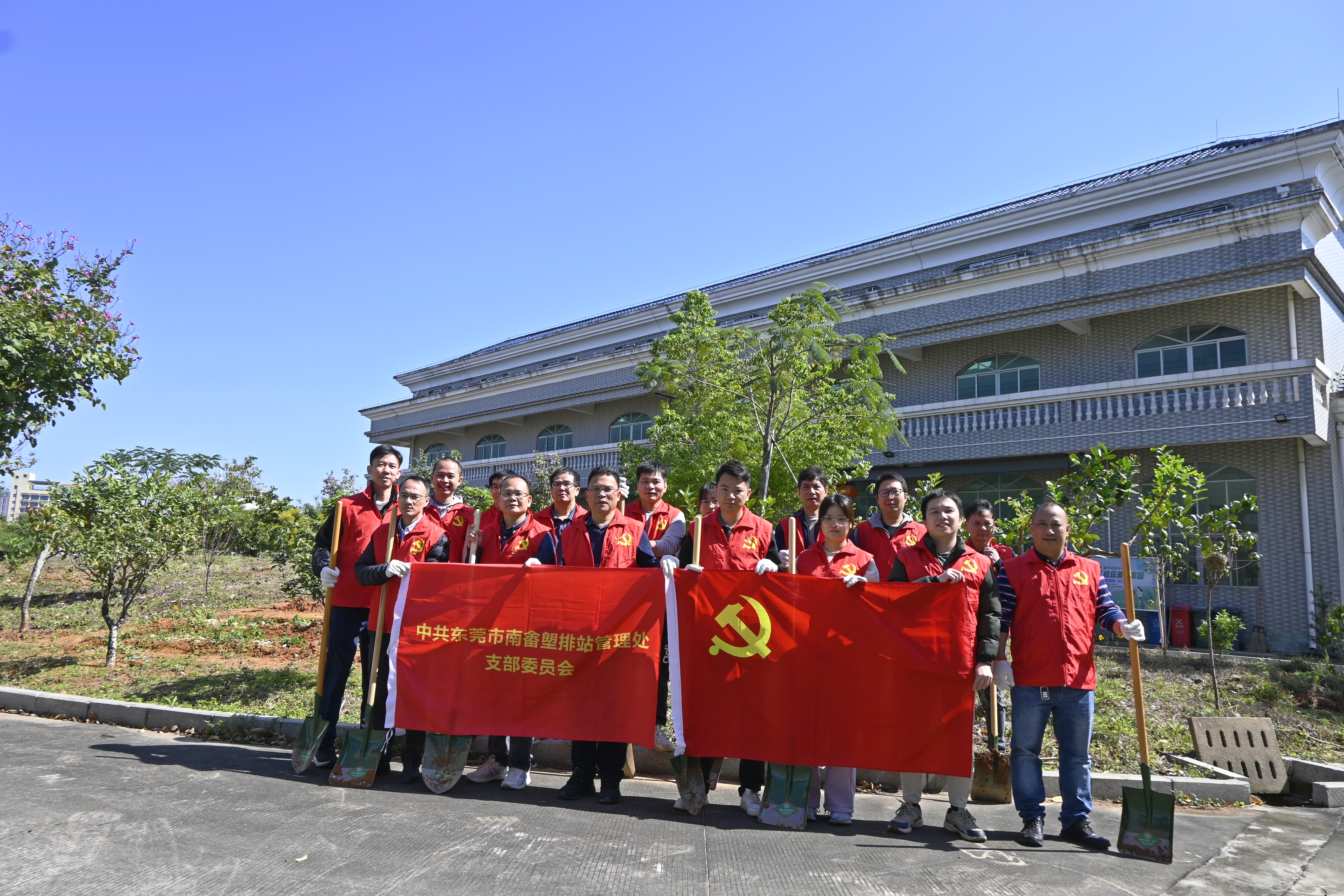 图片（2）-绿美莞邑在行动：市南畬塱排站管理处开展植树节主题党日活动.JPG