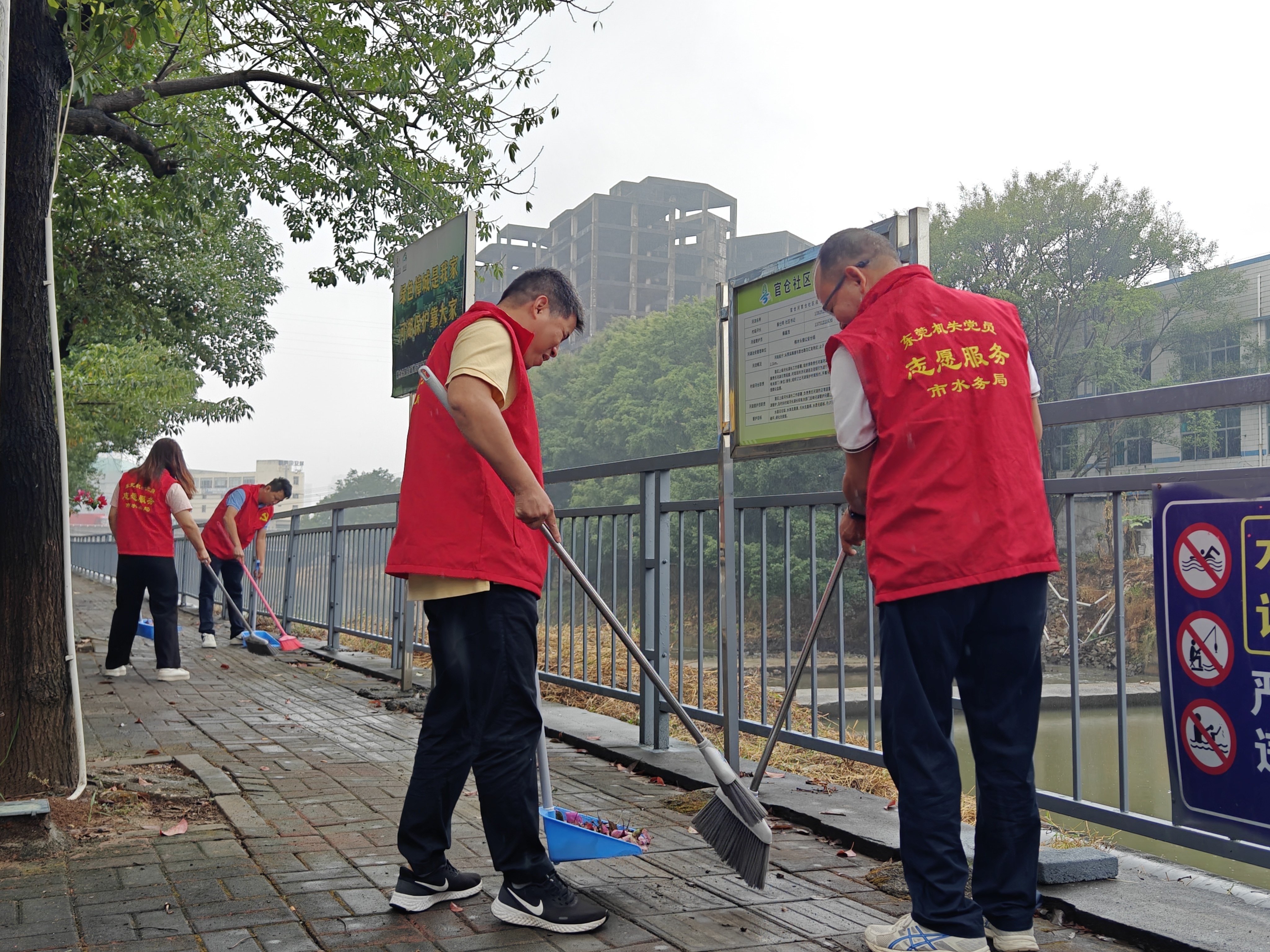 20241115图片-市南畬塱排站管理处党支部赴樟木头镇官仓社区开展“双报到”活动.jpg