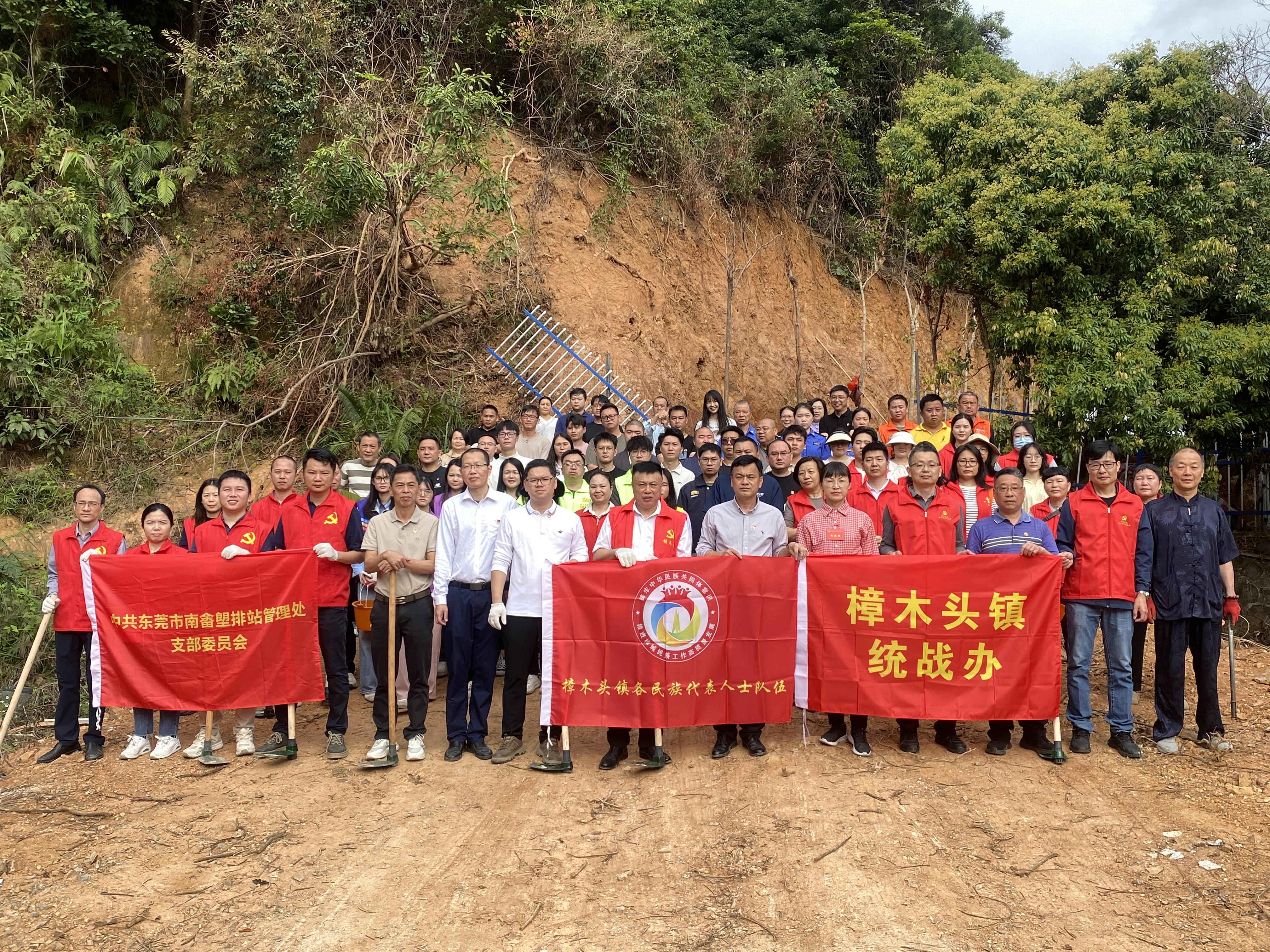 图片（1）-市南畬塱排站管理处党支部践行初心“双报到”，结对官仓社区共植绿荫.jpg