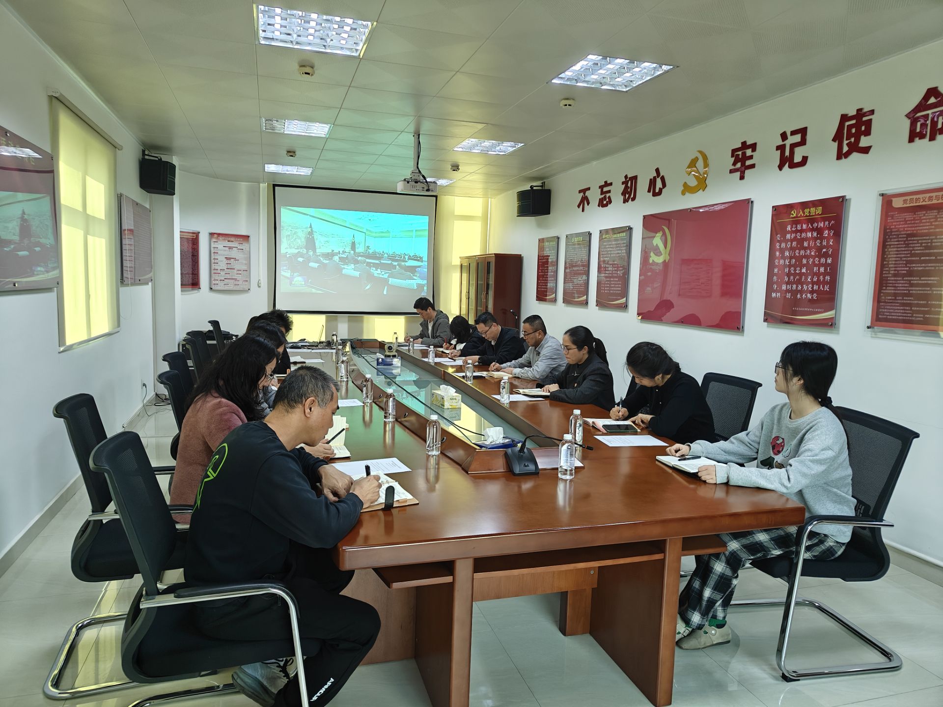 党员大会照片.jpg