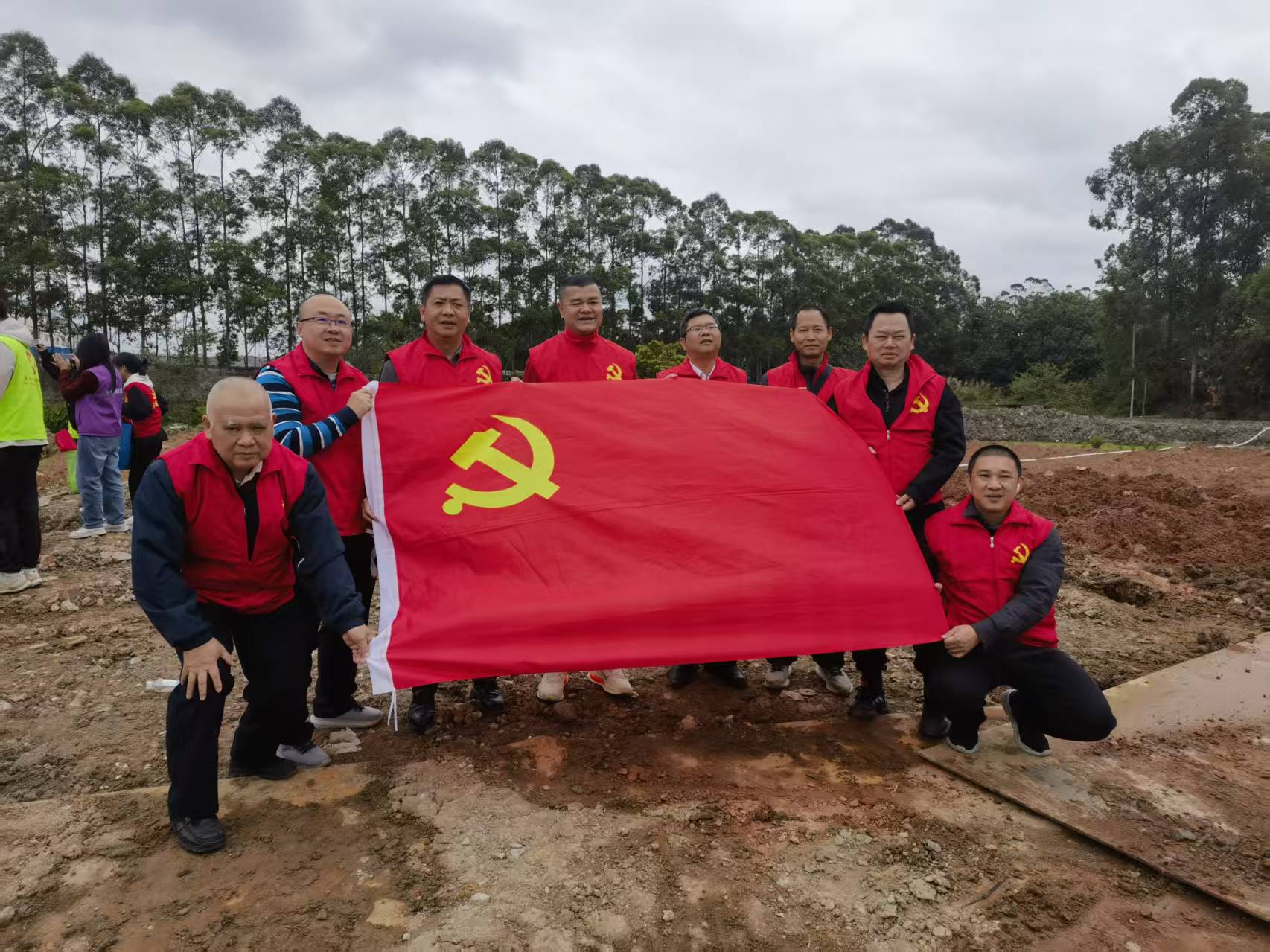 植树现场照片1.jpg